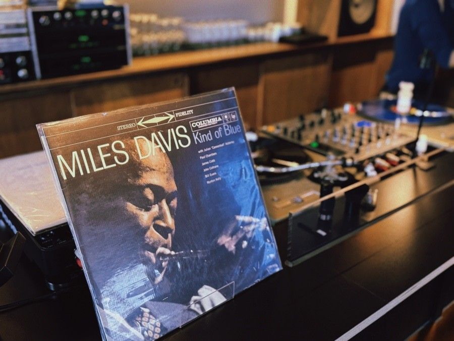 유콜잇러브 — 턴테이블 옆에 세워둔 마일스 데이비스 Kind of Blue LP 재킷